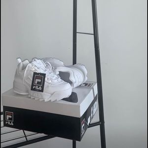 NEVER WORN Fila disruptors 2 all white